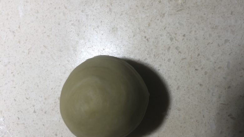 抹茶绿豆蛋黄酥,包入馅,收口朝下放置。
