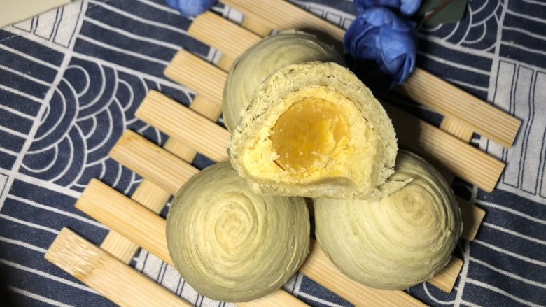 抹茶绿豆蛋黄酥