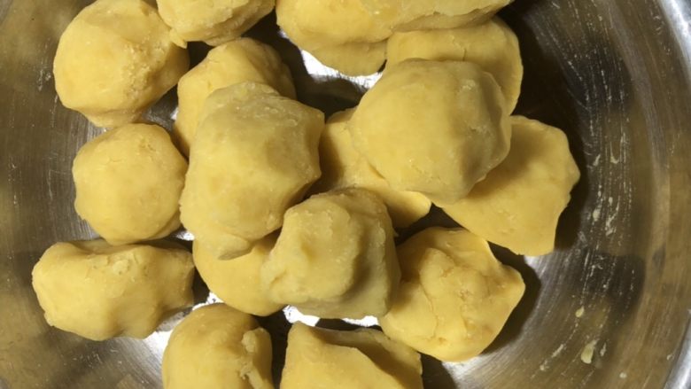 抹茶绿豆蛋黄酥,将绿豆馅分为为小份,约18g左右。