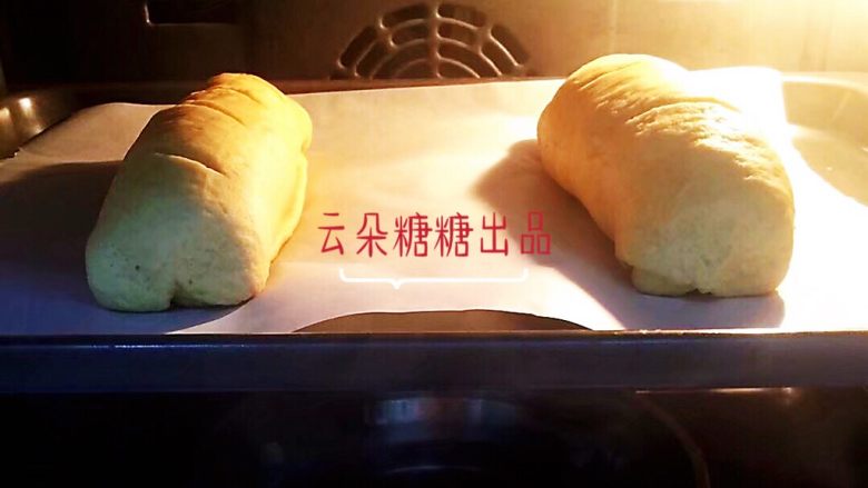 坚果面包,卷好的圆柱形面团,放入烤箱进行第二次发酵。二次发酵时,可以选择烤箱、蒸箱或者发酵箱。烤箱50度,底部放一盆热水。或蒸箱40度,20分钟。实际上第二次发酵大约1小时。蒸箱是利用余温进行继续发酵。