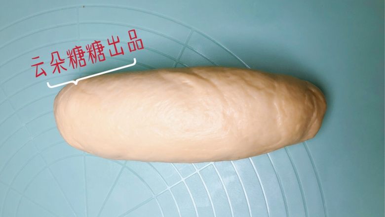 坚果面包,然后从一头卷起来,卷成一个圆柱形。注意上下的收口。尽量整形成一个椭圆形。