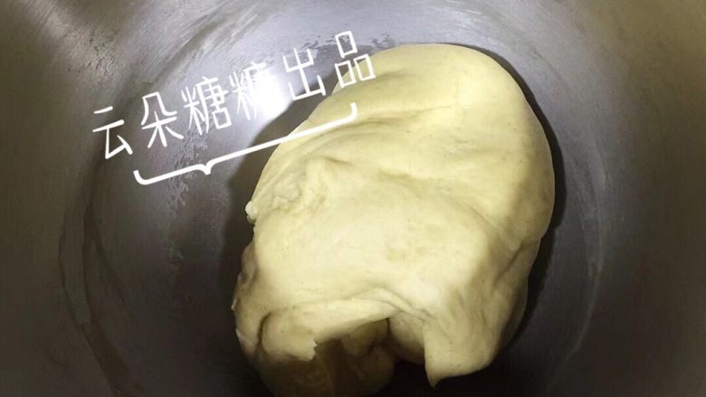 坚果面包,厨师机一档揉面2分钟,再转至三档10分钟。为了使面团更均匀,揉出手套膜,厨师机三档再15分钟。