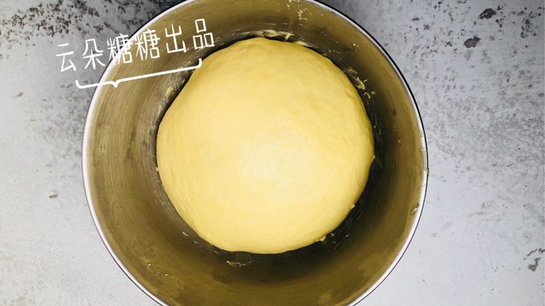 坚果面包,盖上保鲜膜,室温28度左右发酵至2-2.5倍大,2个小时左右。冬天时间久一些,夏天时间短一些。