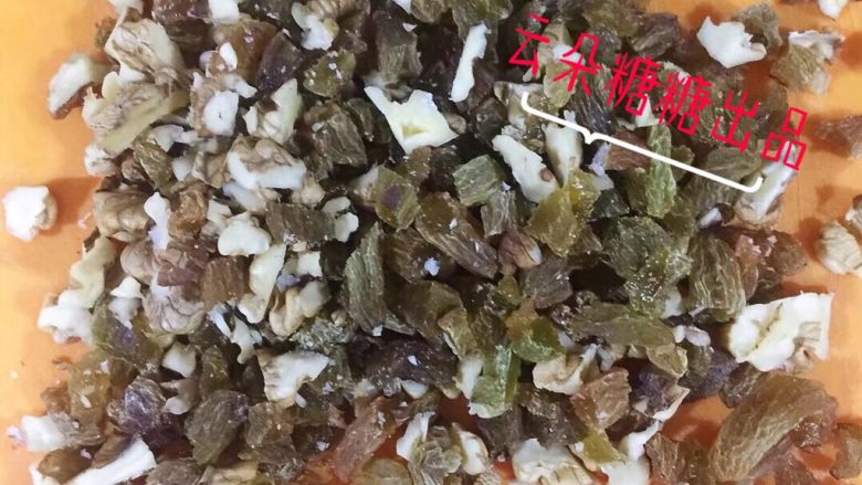 坚果面包,醒发面团的时间,我们把核桃仁和葡萄干切碎,均匀的拌在一起备用。