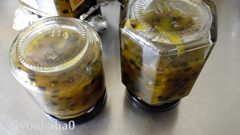 百香果酱,一直炖煮到汤汁浓稠时,关火,趁热装入玻璃瓶中,装果酱的瓶子务必提前消毒(开水烫或者用锅煮),装入果酱后拧紧瓶盖,倒扣放凉。