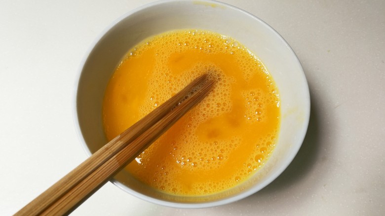十味 葱香鸡蛋佛手瓜,打散均匀