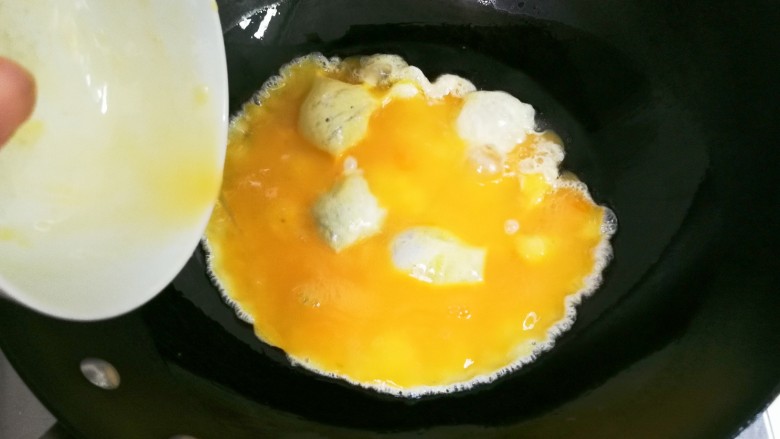 十味 葱香鸡蛋佛手瓜,热锅热油放入蛋液