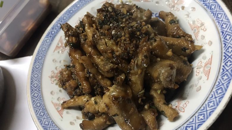 紫苏鸡爪,食材放入电饭煲，煮饭模式，中途开锅搅拌避免粘锅，开锅可食。