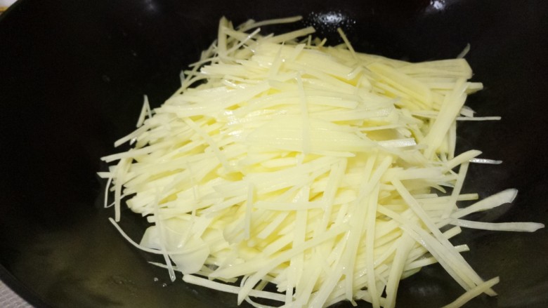 葱炒土豆丝,然后锅里热油,把土豆丝放进去炒。