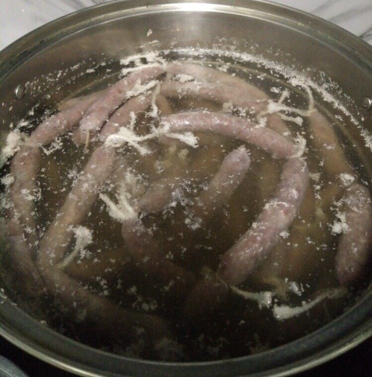 自制脆皮肠~好吃又放心,风干的脆皮肠冷水入锅,中火煮至水微微开时转开小火煮10至15分钟,用牙签扎一下排气,全程不要盖盖子,香肠浮在水面基本就熟了,整个过程水不要煮沸腾,有浮沫可以用锅铲瓢去