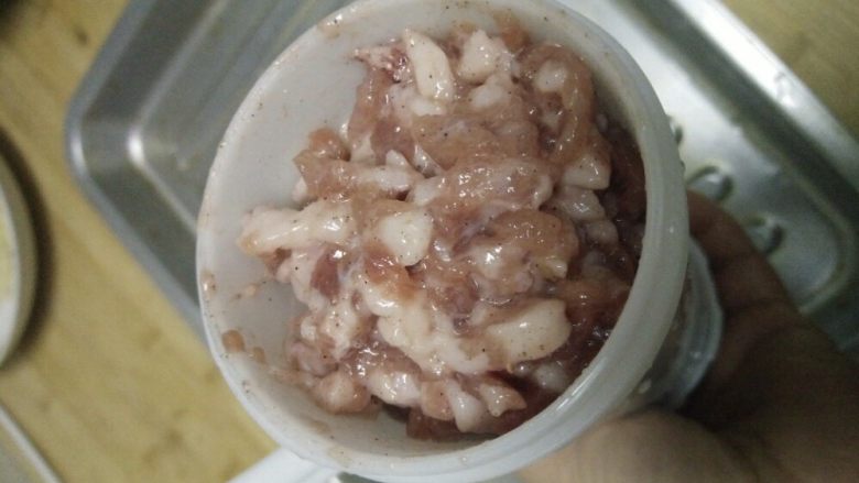 自制脆皮肠~好吃又放心,将冷藏过的肉馅装入灌肠工具,因为工具比例小,每次只能装入一部分备用