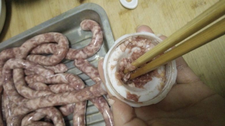 自制脆皮肠~好吃又放心,罐到最后里面还剩一点肉馅的时候记得用三根筷子同时往里面桶,最后会将灌肠工具里面肉馅全部弄出来,特别干净,一点也不浪费的哦