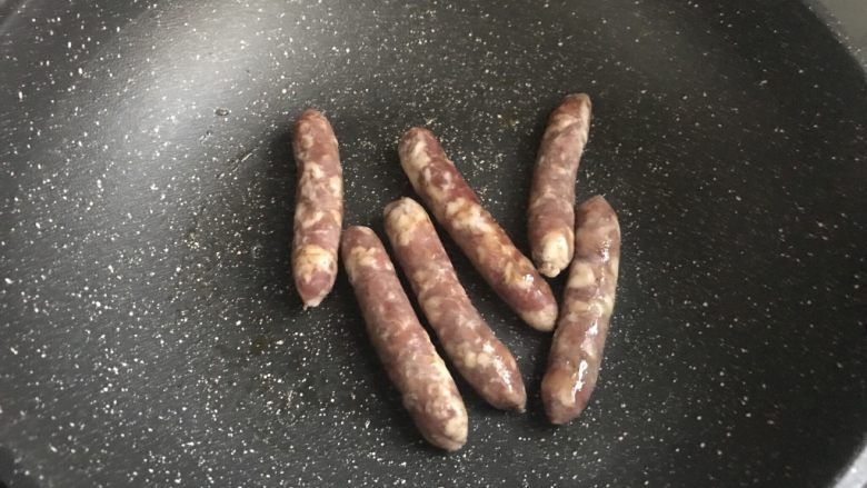 自制脆皮肠~好吃又放心,晾凉后的脆皮肠可以直接放锅里加一点点油煎两三分钟,蒸烤均可,还可以炒菜炒饭的时候加一点,都很好吃哦!