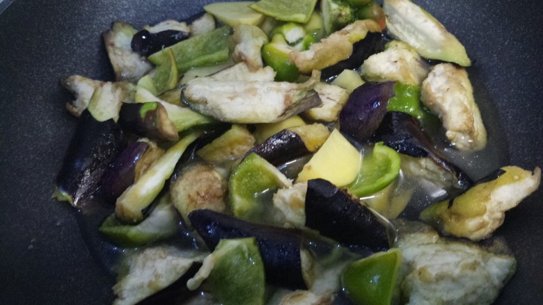 土豆茄子炖辣椒,再翻炒几下,加入适量的水。