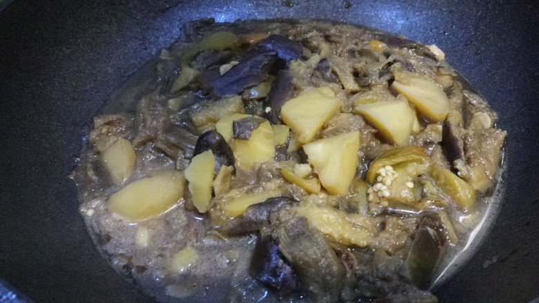 土豆茄子炖辣椒,然后盖盖子,小火炖20分钟。