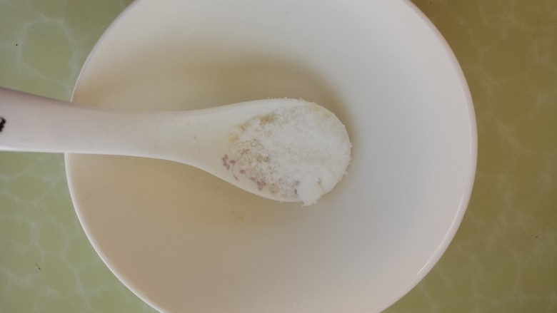 宝宝食谱~酸甜洋葱煎蛋,然后调汁,先放一勺<a style='color:red;display:inline-block;' href='/shicai/ 10588'>糖</a>。
