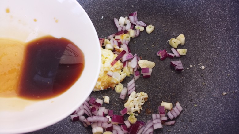 宝宝食谱~酸甜洋葱煎蛋,再倒入调好的汁