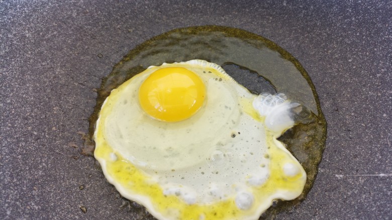 宝宝食谱~酸甜洋葱煎蛋,鸡蛋打入,开始煎