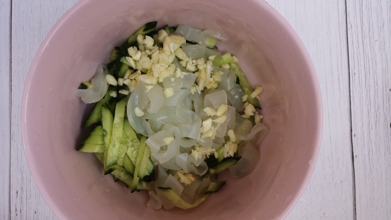 黄瓜凉菜,拉皮还有黄瓜,蒜放在一个碗里。