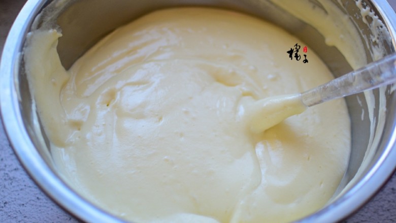 十味 奥利奥豆乳蛋糕盒子,蛋清与蛋黄糊混合,翻拌均匀,蛋糕糊就做好了
