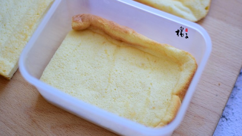 十味 奥利奥豆乳蛋糕盒子,蛋糕切成四份,两片为一组,可以做两个蛋糕盒子,一片蛋糕垫底