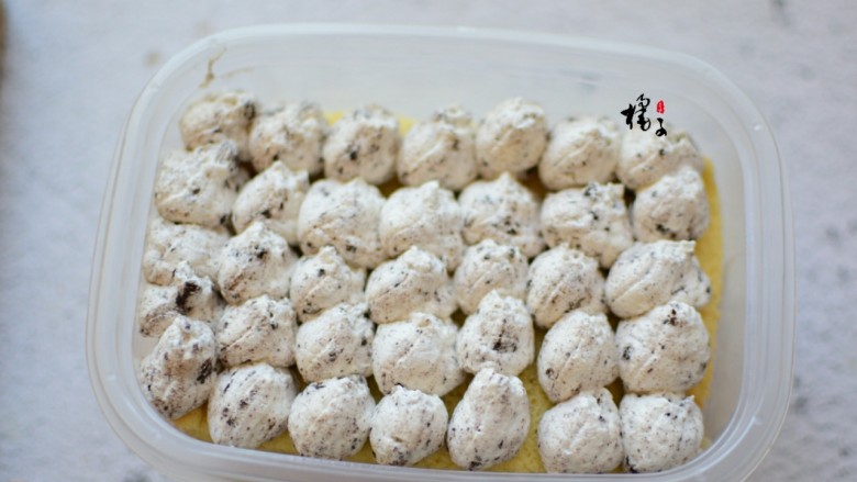 十味 奥利奥豆乳蛋糕盒子,再挤一层淡奶油,盖上另一片蛋糕,再挤上一层豆乳酱和一层淡奶油即可,表面可以撒点<a style='color:red;display:inline-block;' href='/shicai/ 920'>可可粉</a>,或者奥利奥饼干粉,再插上凉快奥利奥饼干也可以