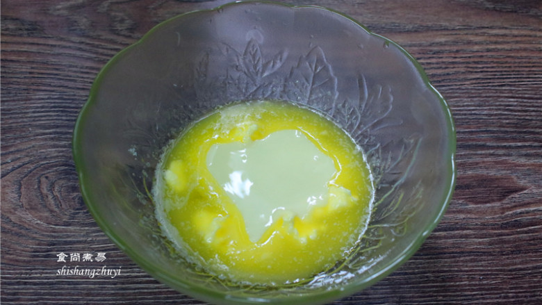 炼乳脆饼干,搅拌均匀后加入<a style='color:red;display:inline-block;' href='/shicai/ 893'>炼乳</a>;