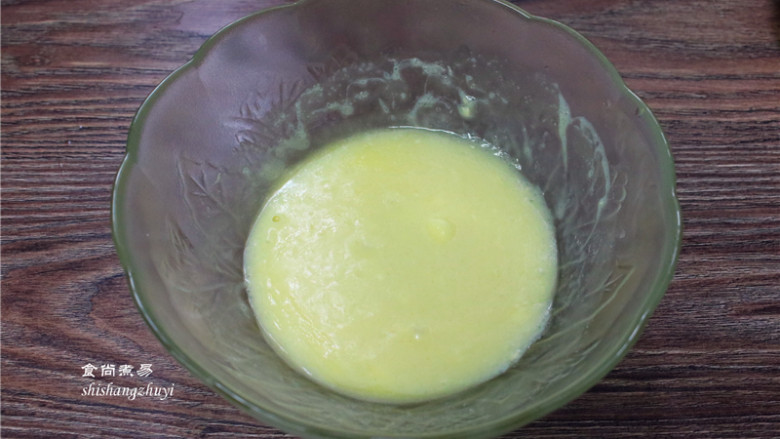 炼乳脆饼干,倒入砂糖后搅打至均匀;