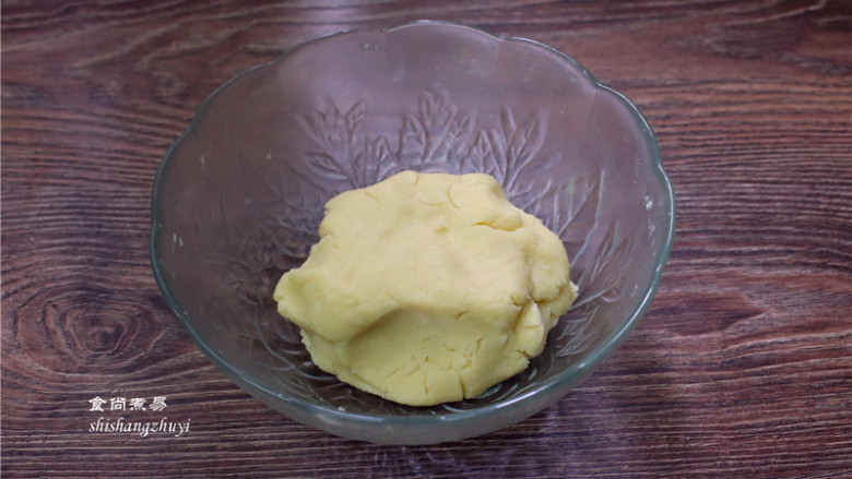炼乳脆饼干,揉成湿润柔软的面团;