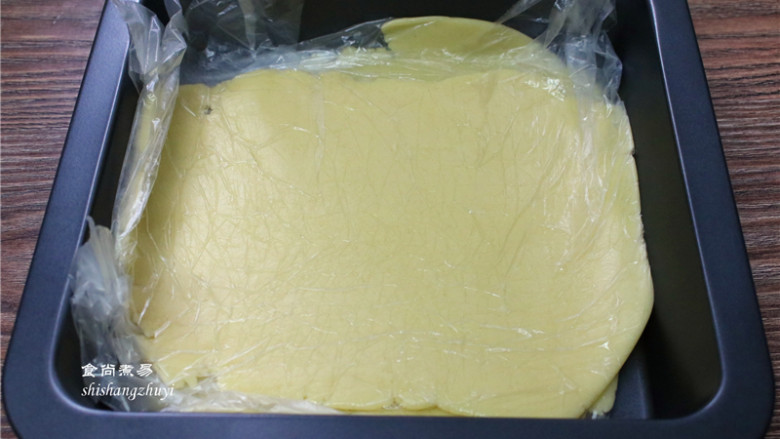 炼乳脆饼干,放冰箱冷冻30分钟;