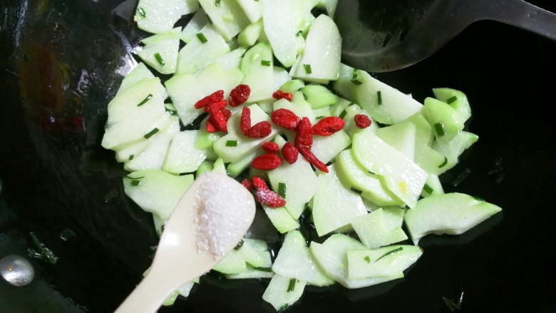 十味 香葱枸杞佛手瓜,放入一小勺<a style='color:red;display:inline-block;' href='/shicai/ 10588'>糖</a>,翻炒均匀