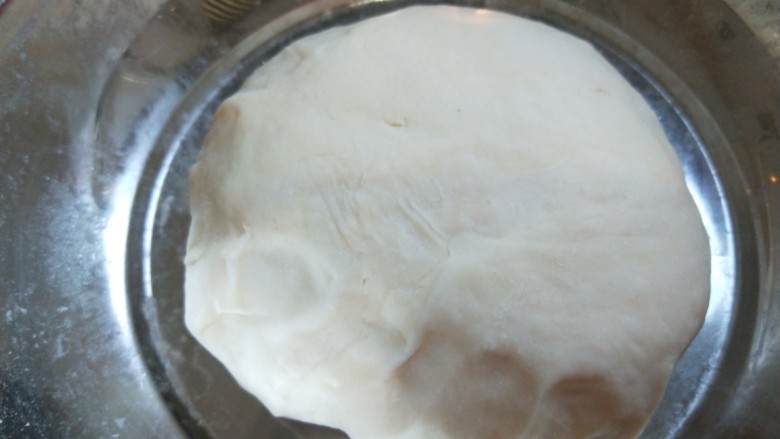 新文美食 骨汤三鲜馅混沌,合成光滑面团。