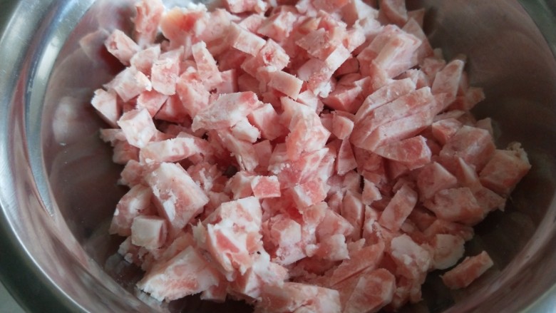 新文美食 骨汤三鲜馅混沌,<a style='color:red;display:inline-block;' href='/shicai/ 34374'>猪肉馅</a>是冷冻的,切成小块融化的快。
