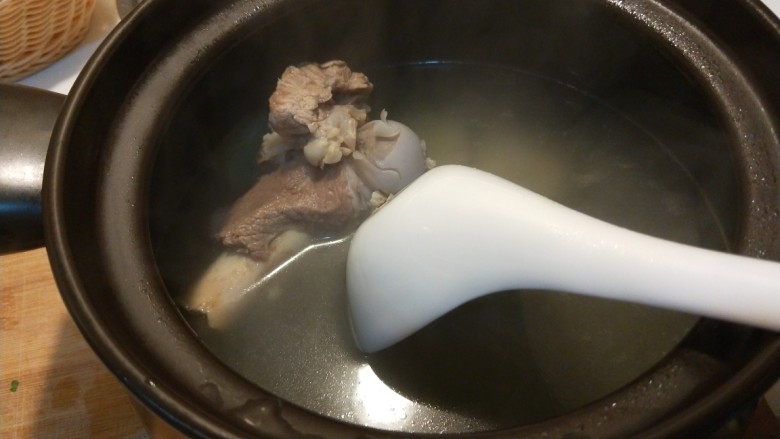 新文美食 骨汤三鲜馅混沌,提前熬一锅大骨汤,要开锅的汤。