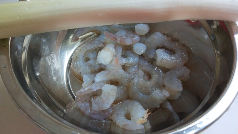 新文美食 骨汤三鲜馅混沌,鲜虾去头去皮去虾线剁碎,<a style='color:red;display:inline-block;' href='/shicai/ 138'>大葱</a>洗干净剁碎,