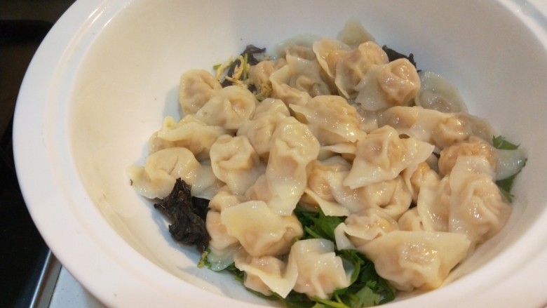 新文美食 骨汤三鲜馅混沌,煮好的馄饨捞出来放入盆中。