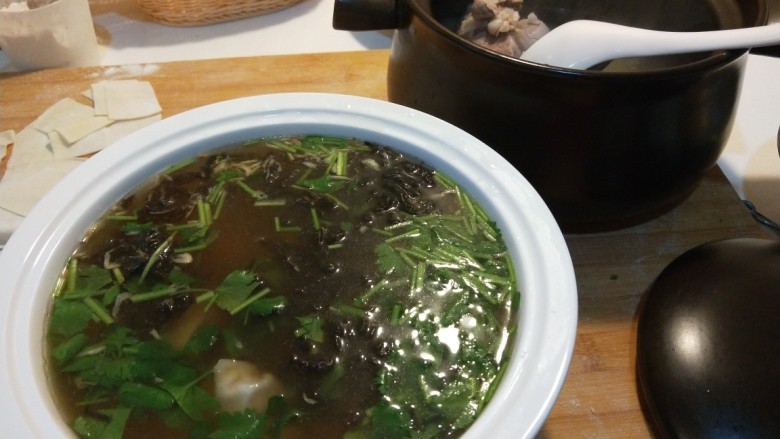 新文美食  骨汤三鲜馅混沌,倒入盆中即可。