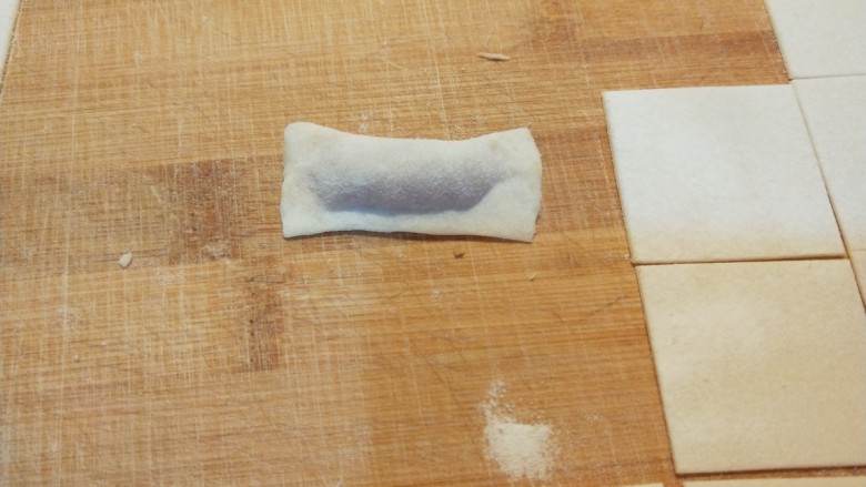 新文美食 骨汤三鲜馅混沌,放入馅料,对折在捏紧,然后两个角在捏紧。