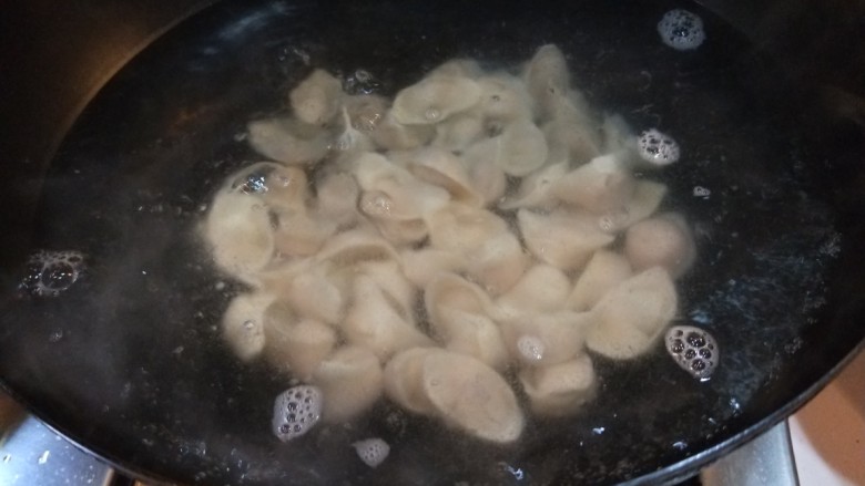新文美食 骨汤三鲜馅混沌,下锅煮馄饨了。