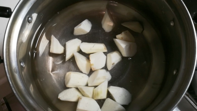 十味 胡萝卜末肉圆山药汤,山药放入锅中
