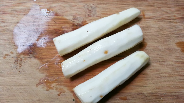 十味 胡萝卜末肉圆山药汤,双手用水冲一下,山药刮皮可以不痒,特别会过敏人可以戴手套