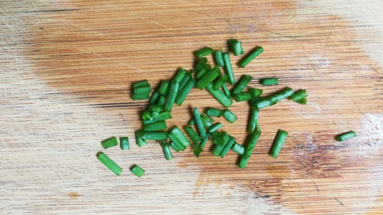 十味 胡萝卜末肉圆山药汤,葱洗净切成葱花
