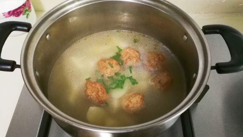 十味 胡萝卜末肉圆山药汤,撒入葱花