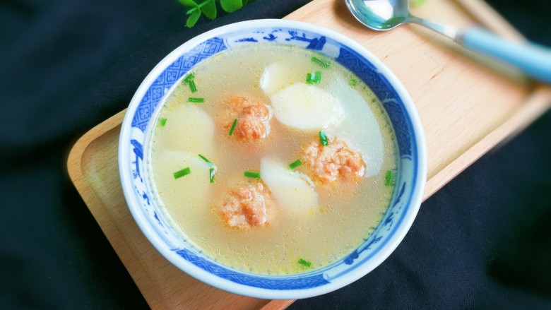 十味 胡萝卜末肉圆山药汤,出锅盛盘