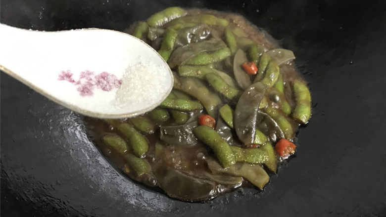 毛豆炒羊眼豆,煮至毛豆变酥，汤汁浓稠加适量的<a style='color:red;display:inline-block;' href='/shicai/ 10588'>糖</a>调味后即可熄火。