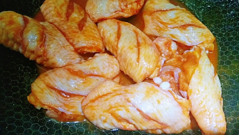 十味 奥尔良烤鸡翅,用手抓匀