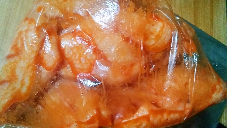 十味 奥尔良烤鸡翅,再把它装进保鲜袋,腌鸡的汤汁也一起倒进去,再把它放冰箱冷藏3小时以上,中途要拿出来翻动一下,让其充分入味