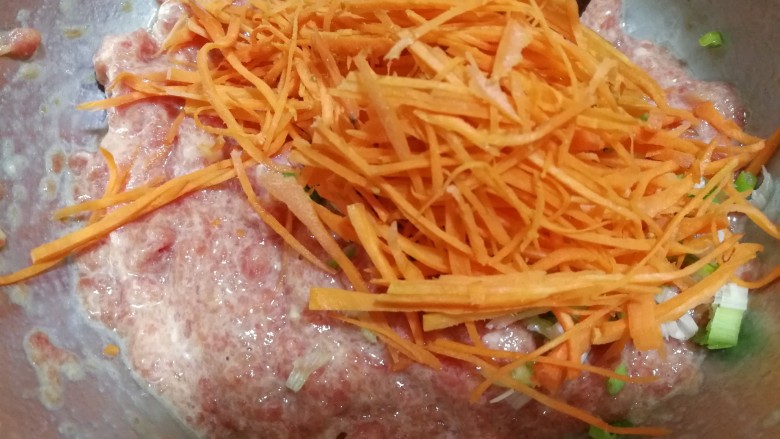 美味煎豆皮,胡萝卜丝,葱放入。