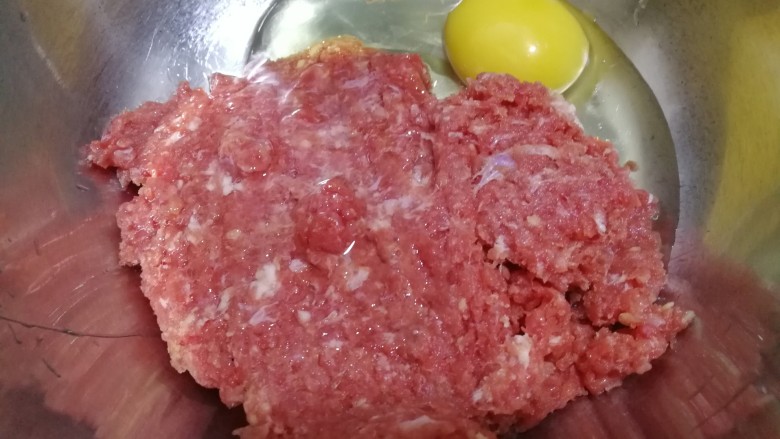 美味煎豆皮,剁好的肉馅儿,放在盆里,加一个<a style='color:red;display:inline-block;' href='/shicai/ 9'>鸡蛋</a>搅匀。