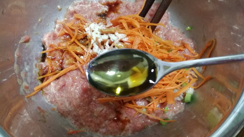 美味煎豆皮,一勺<a style='color:red;display:inline-block;' href='/shicai/ 847'>香油</a>。